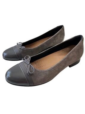 Unstructured Clarks 8 Gray Patent Suede Leather Ballet Flats Shoes